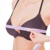 Brust messen: Ist eine Brustvergrößerung wirklich angebracht? (© detailblick / Fotolia)