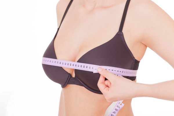 Brust messen: Ist eine Brustvergrößerung wirklich angebracht? (© detailblick / Fotolia)