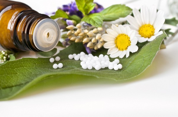 Homöopathische Mittel bei Erkältung und anderen leichten Krankheiten sind beliebt wie nie - doch wirken sie? (© Sonja Birkelbach / Fotolia)