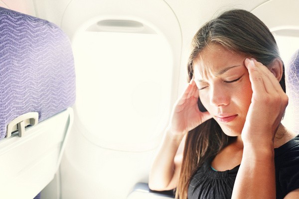 Stechende Kopfschmerzen im Flieger - für viele ein sehr unangenehmes Problem, aber im Vergleich zu anderen Erkrankungen noch eher harmlos (© Maridav - Fotolia.com)