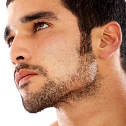 Haare im Gesicht mit dem Laser entfernen © Andres Rodriguez / Fotolia