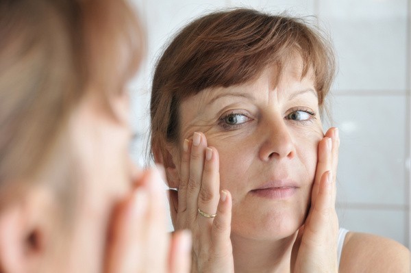 Inhaltsstoffe von Make-Up / Blick in den Spiegel - oder die Packung(sbeilage): Was ist drin, in unserer Kosmetik / Make-Up? (© Andy Nowack, Fotolia)