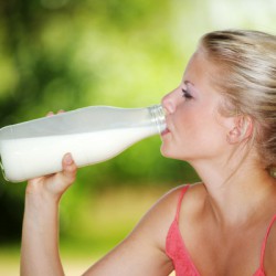 Laktoseintoleranz | Ursachen, Symptome, Ernährungsalternativen Milch: Nicht für jeden ist ein kräftiger Schluck aus der Pulle bekömmlich - Laktoseintoleranz betrifft Hunderttausende Menschen in Europa (© Nick Freund, Fotolia))