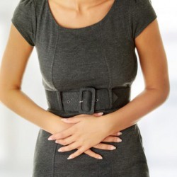 Sauer aufstoßen, Magenschmerzen, Sodbrennen: Ursachen, Maßnahmen und Mittel rund um Reflux Magenbeschwerden, Sodbrennen und sauer Aufstoßen: Stress, Hektik, schlechtes Essen und hastiges Verspeisen können in vielerlei Beschwerden münden (Piotr Marcinski / Fotolia)