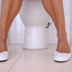 Schmerzen beim Wasserlassen: Was kann die Ursache sein, wenn es beim Urinieren weh tut? Schmerzen beim Wasserlassen / Urinieren / Pipi machen / Pullern sind meist verursacht durch einen Harnwegsinfekt oder eine Blasenentzündung (© britta60/Fotolia)