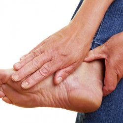 Schrundensalbe: Linderung durch Salbe auf Schrunden Mit Schrundensalbe will man die Hornhaut an den Füßen reduzieren (© Robert Kneschke - Fotolia)
