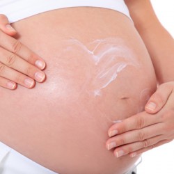 Schwangerschaftsstreifen Vorsorgen gegen Schwangerschaftsstreifen: Schwangere Frau cremt ihren Babybauch ein (© Kaarsten - Fotolia.com)