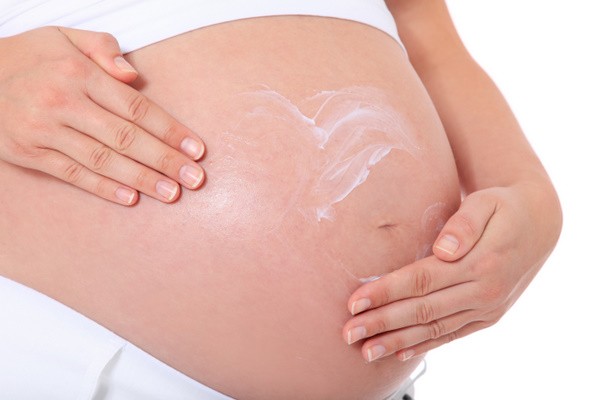 Vorsorgen gegen Schwangerschaftsstreifen: Schwangere Frau cremt ihren Babybauch ein (© Kaarsten - Fotolia.com) Vorsorgen gegen Schwangerschaftsstreifen: Schwangere Frau cremt ihren Babybauch ein (© Kaarsten - Fotolia.com)