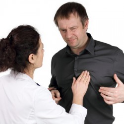 Stechen in der linken Brust: Was kann die Ursache sein? Brustschmerzen: Patient beim Arzt mit Stechen in der linken Brust (© ArTo - Fotolia)
