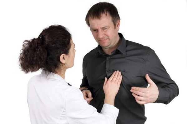 Brustschmerzen: Patient beim Arzt mit Stechen in der linken Brust (© ArTo - Fotolia)