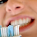 Vorsicht beim Zähneputzen mit der Zahnfleischprothese © Cmon/Fotolia