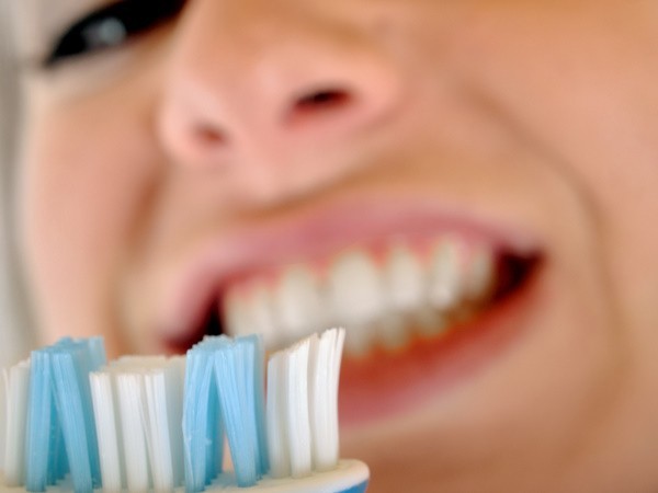 Vorsicht beim Zähneputzen mit der Zahnfleischprothese © Cmon/Fotolia