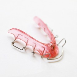 Arten von Zahnspangen / Möglichkeiten zur Korrektur schiefer Zähne im Überblick Neben solchen klassischen Zahnspangen gibt es heute diverse andere Arten von Korrekturmitteln wie beispielsweise Aligner-Schienen wie Invisalign oder fest Zahnspangen / Brackets zur Korrektur schiefer Zähne (© Fotolia)