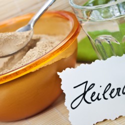 Akne mit Homöopathie behandeln? Viele unterschiedliche Ansätze zur Behandlung von Akne: Manche schwören auf Heilerde (© PhotoSG - Fotolia.com)