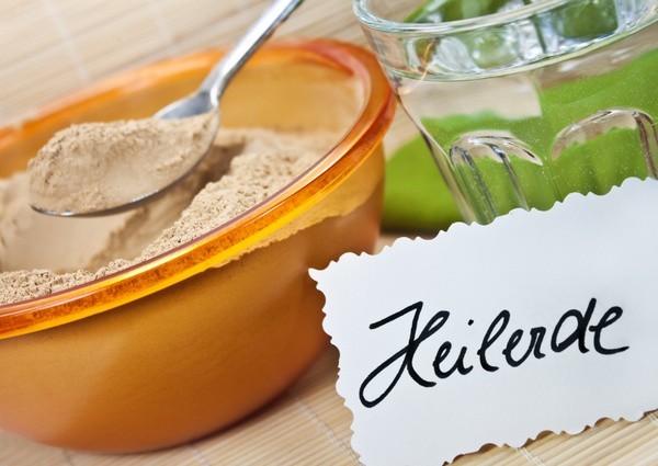 Viele unterschiedliche Ansätze zur Behandlung von Akne: Manche schwören auf Heilerde (© PhotoSG - Fotolia.com)