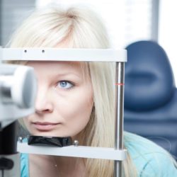 Wieder zurück zur vollen Sehkraft dank Augenlasern? Fehlsichtige Patientin - ob eine Augenlaserbehandlung möglich ist, hängt u.a. von der Hornhautdicke des Auges ab (© lightpoet / Fotolia)