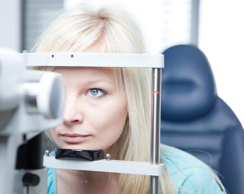 Fehlsichtige Patientin - ob eine Augenlaserbehandlung möglich ist, hängt u.a. von der Hornhautdicke des Auges ab (© lightpoet / Fotolia) Fehlsichtige Patientin - ob eine Augenlaserbehandlung möglich ist, hängt u.a. von der Hornhautdicke des Auges ab (© lightpoet / Fotolia)