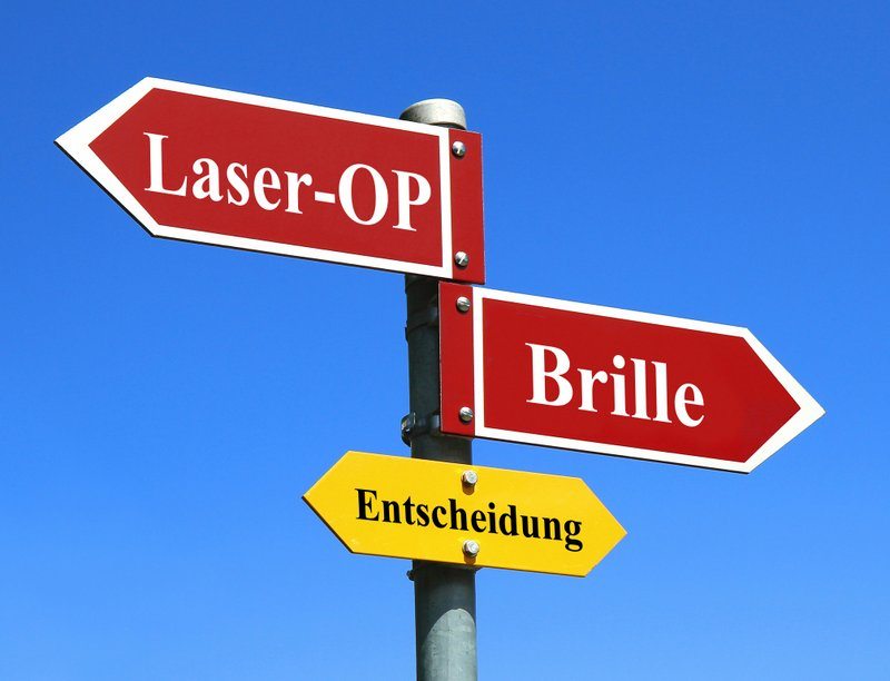 Augenlasern: Laser-OP oder weiter Brille tragen? Für viele ist die Entscheidung auch eine Kostenfrage, denn (zumindest) gesetzliche Krankenversicherungen übernehmen die Kosten quasi nie. (© L. Klauser / Fotolia) Augenlasern: Laser-OP oder weiter Brille tragen? Für viele ist die Entscheidung auch eine Kostenfrage, denn (zumindest) gesetzliche Krankenversicherungen übernehmen die Kosten quasi nie. (© L. Klauser / Fotolia)