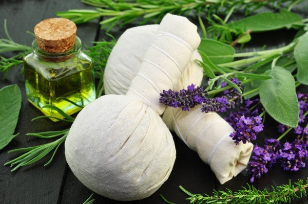 Ayurveda Kräuterstempel (© Printemps - Fotolia.com)