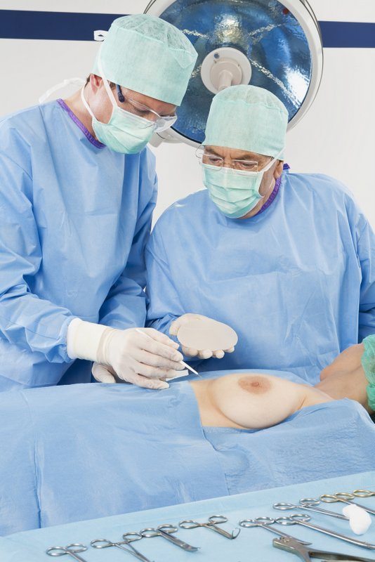 Brust-OP / Brustkorrektur: zwei erfahrene plastische Chirurgen im Dialog nach der Operation (© tunedin / Fotolia) Brust-OP / Brustkorrektur: zwei erfahrene plastische Chirurgen im Dialog nach der Operation (© tunedin / Fotolia)
