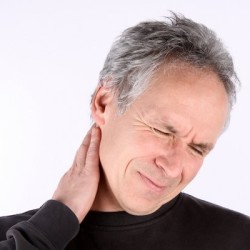 Cervicalsyndrom | Symptome, Behandlung, Übungen Cervicalsyndrom - Symptom ist vor allen Dingen ein unerträglicher Nackenschmerz, der ausstrahlen kann bis in Kopf und Schultern (© Klaus Eppele / Fotolia)
