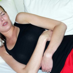 Darmkrämpfe: Ein vielschichtiges Symptom Frau hat Darmkrämpfe (© Nagel's Blickwinkel - Fotolia.com)
