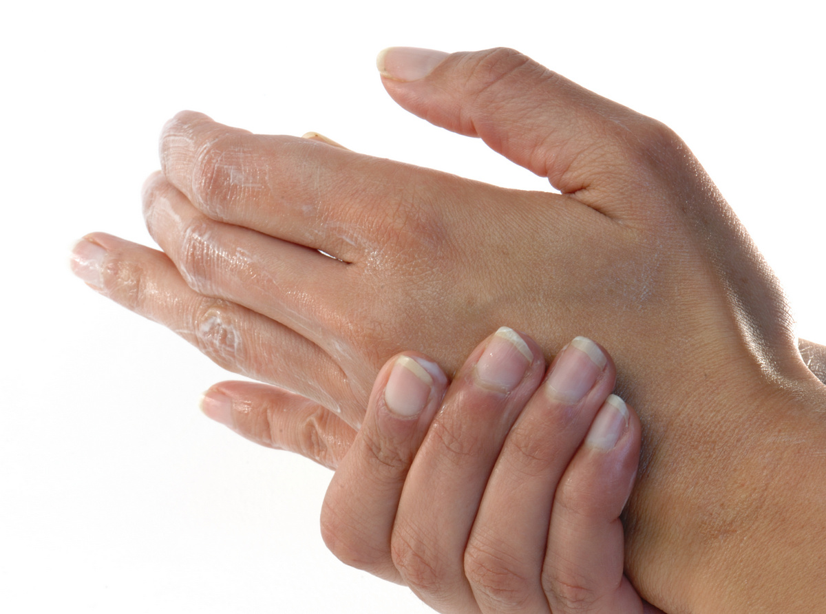 Gelenke, Sehnen / Bänder, Knochen: Es gibt viele Punkte, die bei Beschwerden an den Händen, Fingern und Daumen beteiligt sein können. Gelenkverschleiß, Sehnenscheidenentzündung, Daumensattelgelenksarthrose und Karpaltunnelsyndrom: Betroffene leiden unter Schmerzen, Bewegungseinschränkungen und psychischer Belastung im Alltag. - Was kann Linderung verschaffen?! (© Lars Tuchel / Fotolia)