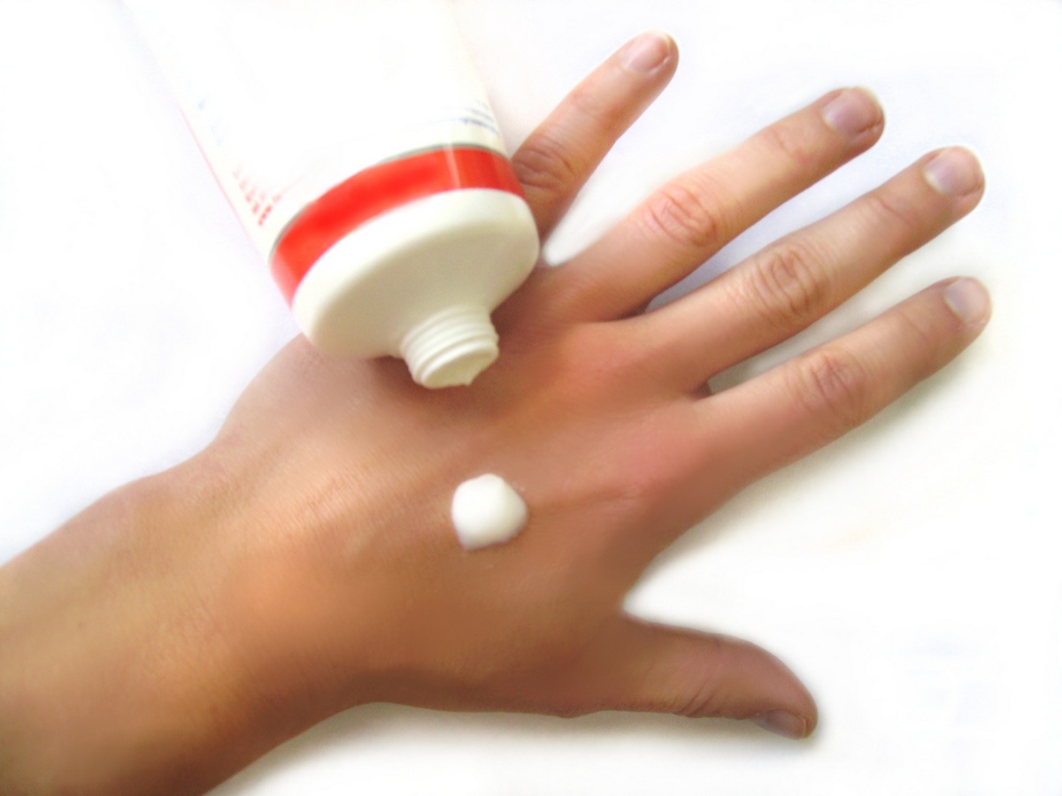 Daumenschmerzen - welche Salbe, Hausmittel oder Behandlung helfen? (© / stock.adobe.com)