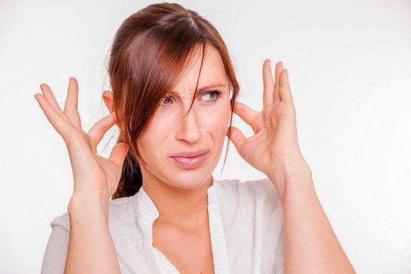 Dumpes, unregelmäßiges Klopfen im Ohr links / rechts - was kann die Ursache sein? Stress? (© detailblick / Fotolia)
