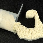 Muskelaufbau mit zusätzlichen Proteinen / Eiweiss, z.B. Whey-Protein (© rafer76 – Fotolia)