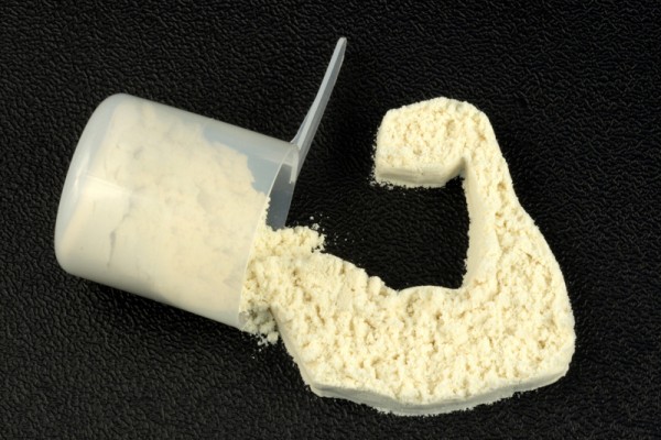 Muskelaufbau mit zusätzlichen Proteinen / Eiweiss, z.B. Whey-Protein (© rafer76 – Fotolia)