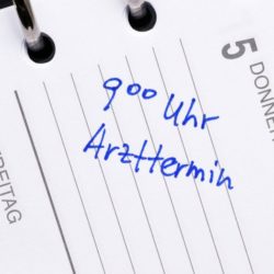 Wie komme ich am schnellsten / schneller an einen Facharzt-Termin? – Onlineplattformen und die Terminvermittlung der Kassenärztlichen Vereinigung Endlich den Facharzt-Termin bekommen: Wie geht man besten vor, um möglichst schnell an einen Facharzttermin zu kommen? (© Doc RaBe / Fotolia)