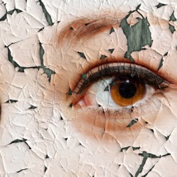 Faltenentstehung – Wie kommen Falten, und wie kaschiert man sie am besten? Faltenentstehung: Die Spuren des Alterns lassen sich kaum gänzlich verhindern (© Jürgen Fälchle - Fotolia.com)