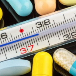 Fiebersenkende Medikamente: Aspirin, Paracetamol und Ibuprofen > Welcher Fiebersenker wann? Mittel gegen Fieber in der Reiseapotheke? Fieberthermometer und fiebersenkende Medikamente: Welcher Fiebersenker ist am besten geeignet? (© Gina Sanders - Fotolia.com)