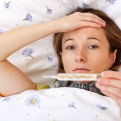 Fiebersenkung: Natürliche Mittel vs. Medikamente Fiebersenkung, aber wie? (© Ocskay Bence - Fotolia.com)