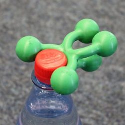 Cooles Produkt für Senioren: der „Haltefix Gnubbel“ von Mr. Flint zum Fixieren von Gehhilfen u.v.a.m. PET-Flaschen leichter aufdrehen - auch mit ungelenkeren Händen und Fingern...