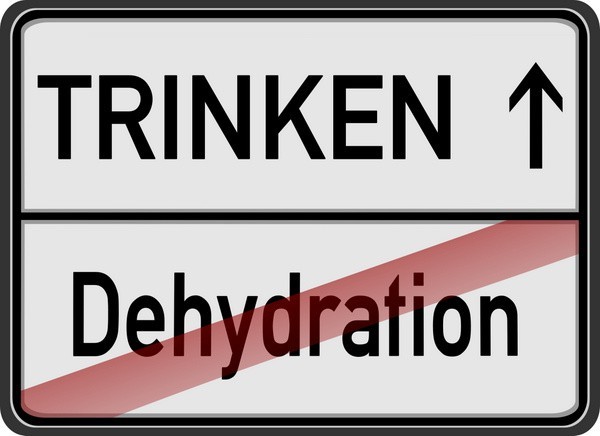 Trinken gegen Dehydration (© Marem - Fotolia.com)
