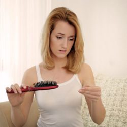 Selbstdiagnose – Wie erkenne ich Haarausfall / Alopezie? Haarausfall Selbstdiagnose - wann sind ausfallende Haare krankhaft? (© Africa Studio / Fotolia)