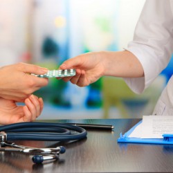 Hormontherapie – die moderne, medizinische Wunderwaffe? Hormontherapie: Gynäkologe verschreibt Hormone (© Africa Studio - Fotolia.com)