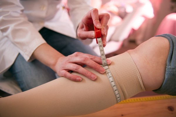Kompressionsstrümpfe richtig eingesetzt (© klick61 / Fotolia)