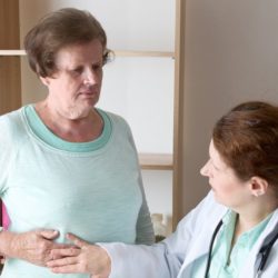 Leberschmerzen rechts – Ursachen, Symptome, was tun? Leberschmerzen | Untersuchung beim Arzt wegen Leberschmerz (© rainbow33 / Fotolia)