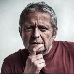 Mimikfalten | Was sind Mimik-Falten und woher kommen sie? Nachdenklich: Die Mimik unseres Lebens hinterlässt ihre Spuren in Form von sehr prägnanten Falten im Gesicht (© Carlos 101 / Fotolia)
