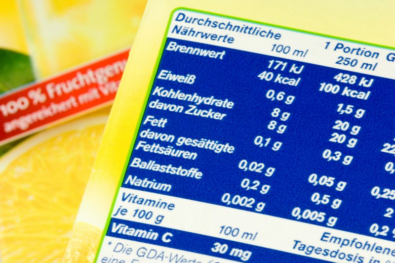 Die Nährwerttabellen auf Lebensmittel-Verpackungen verraten meist nur einen Teil über die enthaltenen Mikronährstoffe / Vitalstoffe (© Harald Richter - alterfalter - Fotolia)
