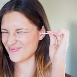 Ohrenschmerzen und die Erkrankungen des Ohrs Ohrenschmerzen: Bei Erkrankungen des Ohrs ist das 'Herumfummeln' mit einem Wattestäbchen oft keine Hilfe... - im Gegenteil! (©istock.com/PeopleImages)