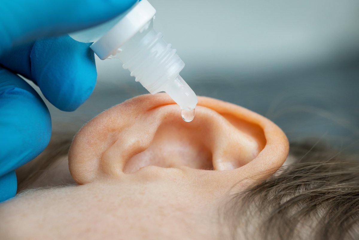 Ohrentropfen gegen Entzündungen im Ohr / Gehörgang / Mittelohr / Trommelfell (© ronstik / stock.adobe.com)