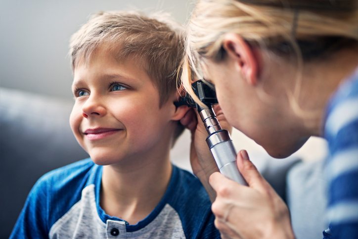 Ohruntersuchung bei Kind (©istock.com/Imgorthand)