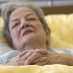 Pflegebetten: Anforderungen, Konstruktionsunterschiede, Beispiele Oma im Pflegebett (© Herby Me / Fotolia)