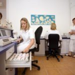 Patient am Empfang beim Arzt (© ISO K° - photography / Fotolia)