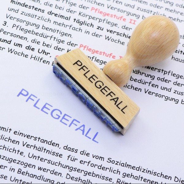 Pflegefall: Die sogenannte Pflegestufe entscheidet darüber, welche Leistungen man in Anspruch nehmen darf bzw. bezahlt bekommt (© photocrew - Fotolia.com)