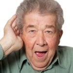 Senior ist schwerhörig: Presbyakusis - Schwerhörigkeit im Alter (© damato / Fotolia)